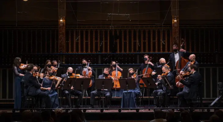 Várdai István szólójátékával indul az évad